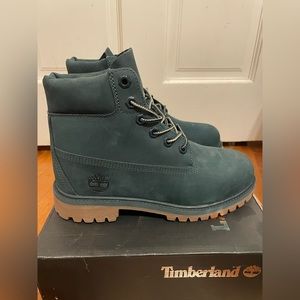 NWT Timberland Juniors Size 5 Equivalent to Women’s Size 7, Hunter Green